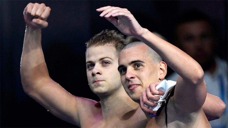Cseh László (j) és Kenderesi Tamás a férfi 200 méteres pillangóúszás elődöntője után
