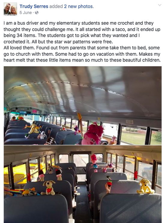 A buszsofőr minden gyereknek horgolt egy játékot az iskolabuszon