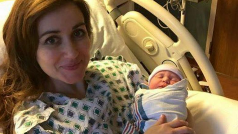 Saját szülése közben segítette világra betege kislányát a doktornő 