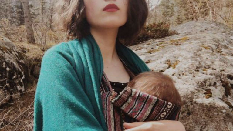 Saját családját is kiakasztotta szoptatós fotójával a kirgíz elnök lánya 