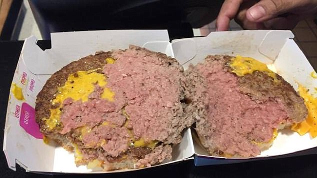 Gyomorforgató nyers burgert adtak ki egy McDonald's-ban