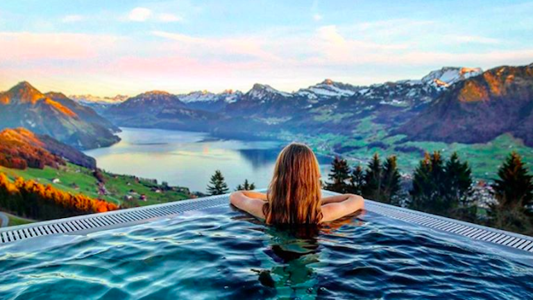 Ez Svájc leggyönyörűbb medencéje