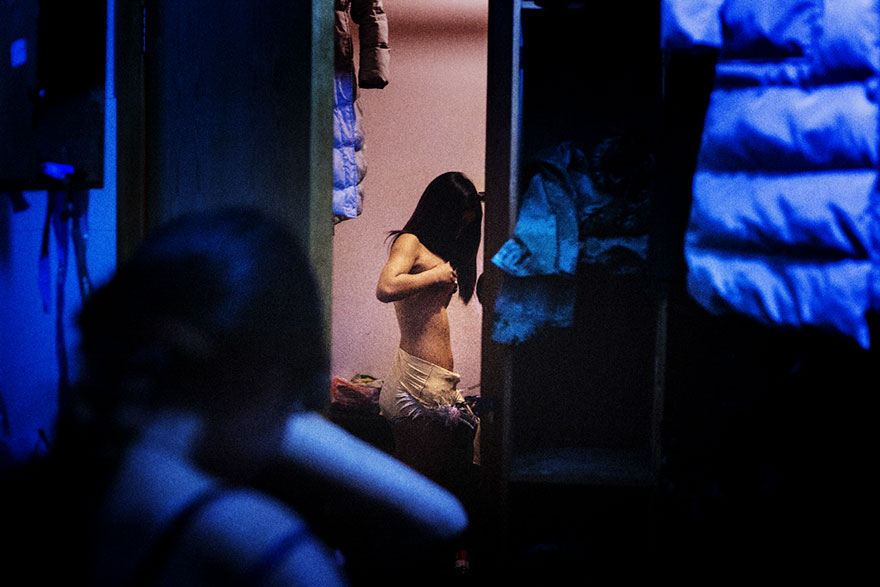 Sörben fürdő lányok és részeg turisták - ilyen az élet Hongkong titkos nightclubjaiban
