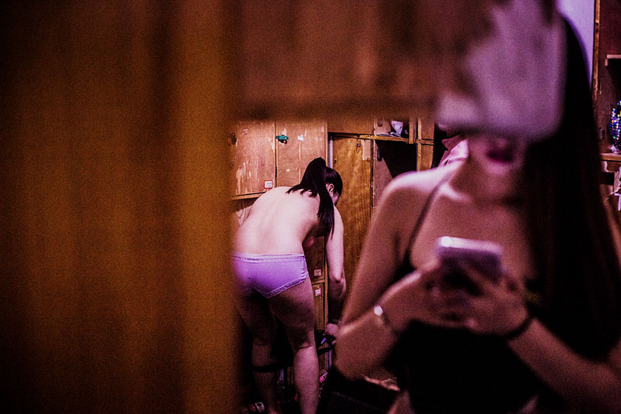 Sörben fürdő lányok és részeg turisták - ilyen az élet Hongkong titkos nightclubjaiban