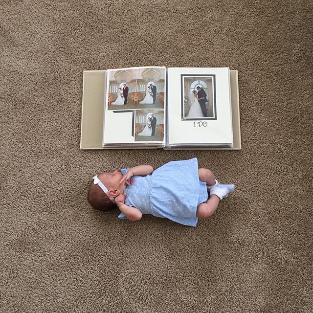 Háztartási tárgyak mellett fotózza aprócska kisbabáját az anyuka - cuki fotók