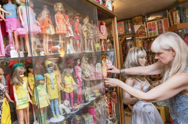 A legnagyobb Barbie-gyűjtemény tulajdonosa nem egy hétéves kislány, hanem ez a nő