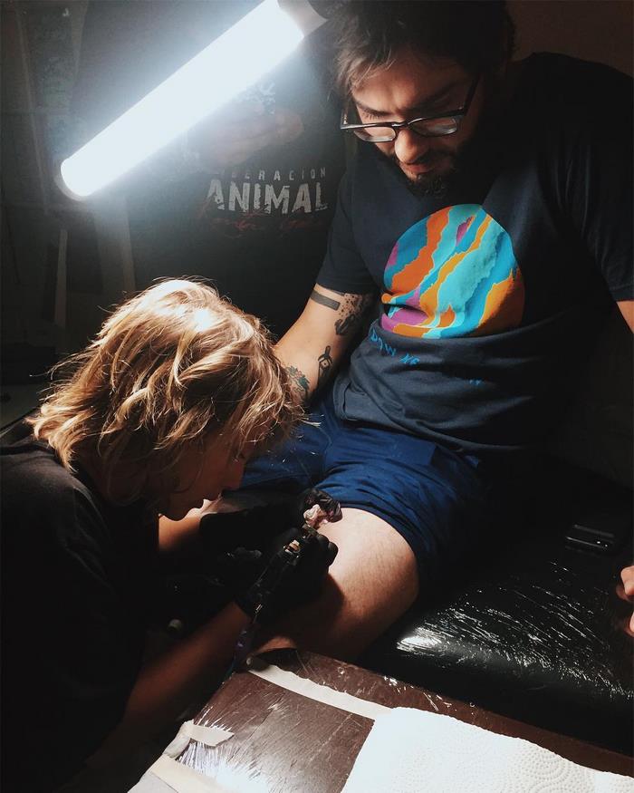 Elképesztő mintákat varr a 12 éves tetoválóművész