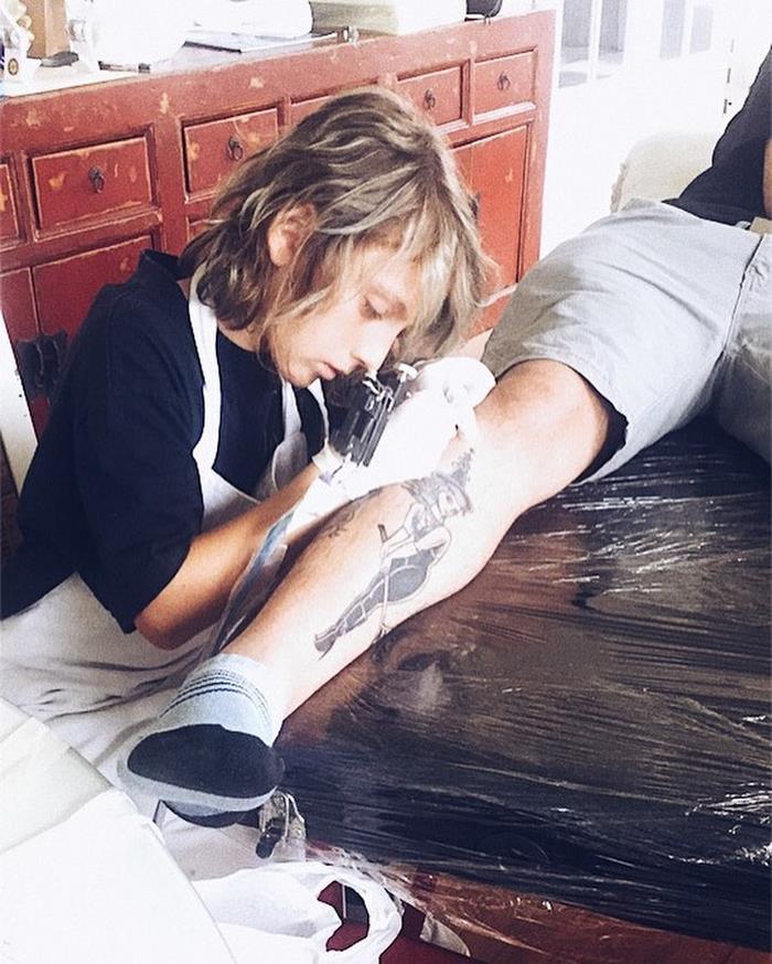 Elképesztő mintákat varr a 12 éves tetoválóművész