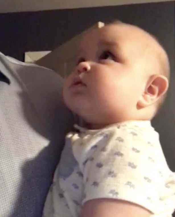 Nagyon vicces módszerrel próbálta elaltatni kisbabáját az apuka: a munkájáról mesélt neki - videó