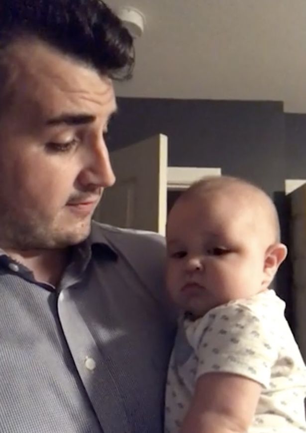 Nagyon vicces módszerrel próbálta elaltatni kisbabáját az apuka: a munkájáról mesélt neki - videó