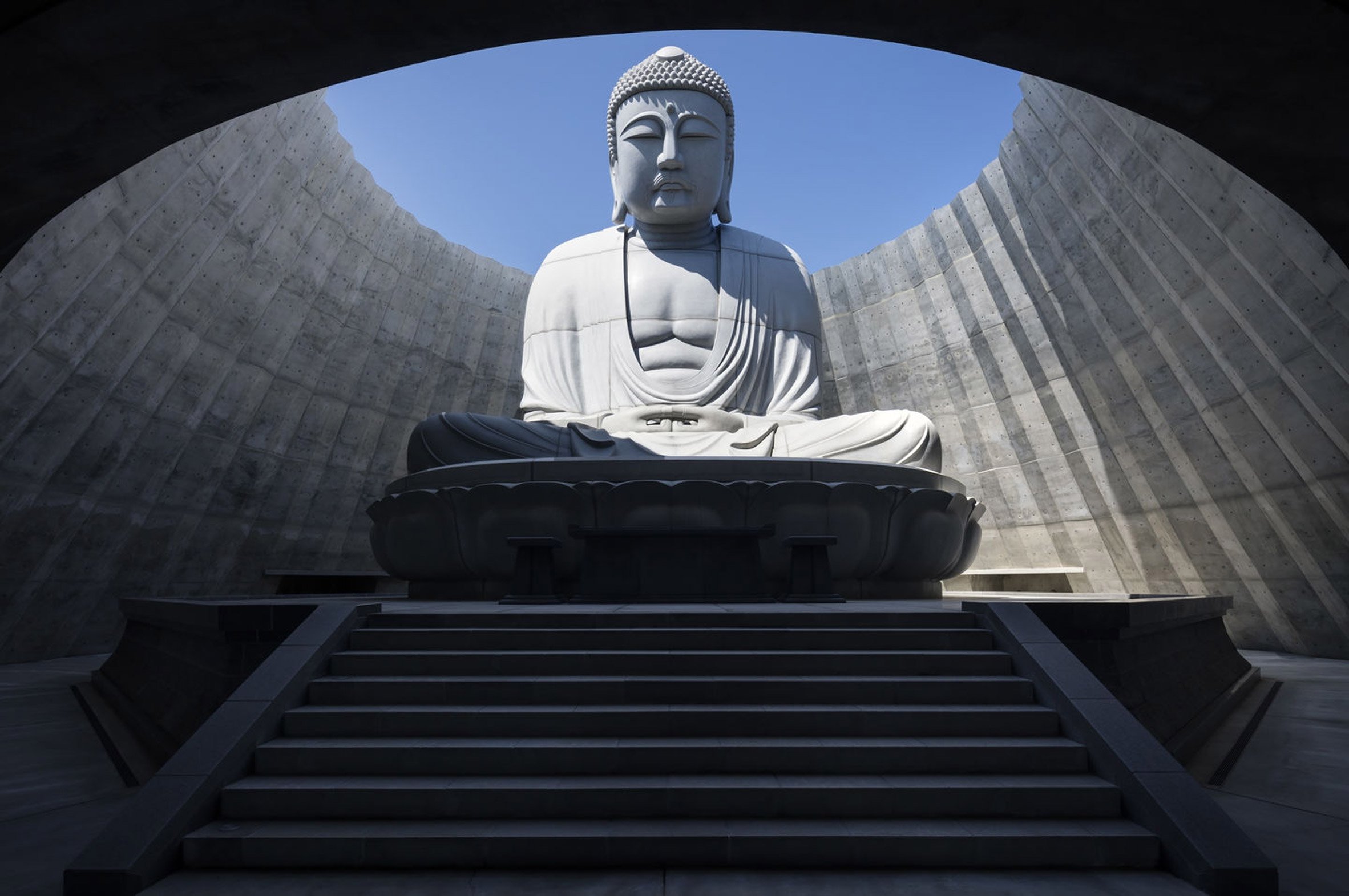 Hatalmas Buddha-szobrot épített a levendulamező közepére a japán sztárépítész