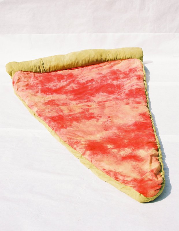 Aludd az igazak álmát egy óriási pizza ölelésében