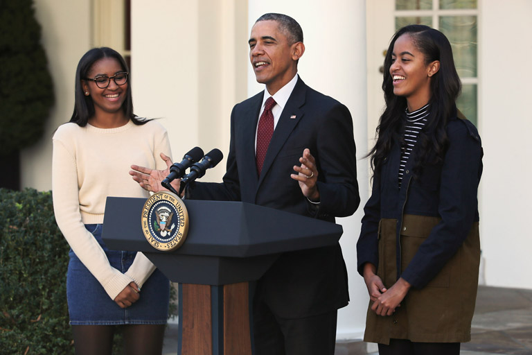 Ha közösen álltak a nyilvánosság elé, a volt amerikai elnök előszeretettel borította ki lányait Sashát (b.) és Maliát (j.) szörnyű faviccekkel (Fotó: Getty Images)