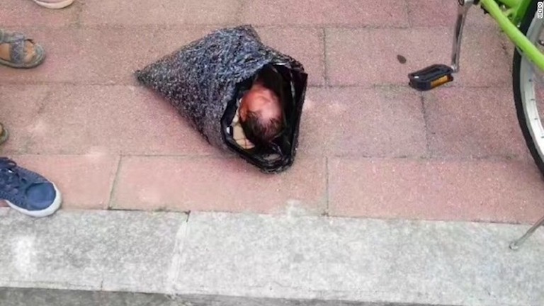 Ez a kép terjed a kínai közösségi médiában a babáról