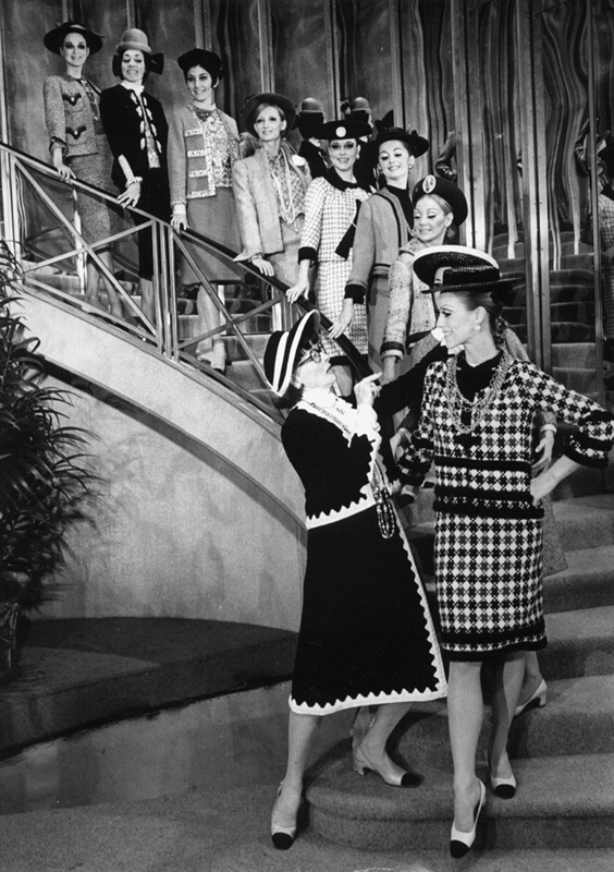 Katharine Hepburn Coco szerepében instruálja a modelleket (Fotó: Profimedia)