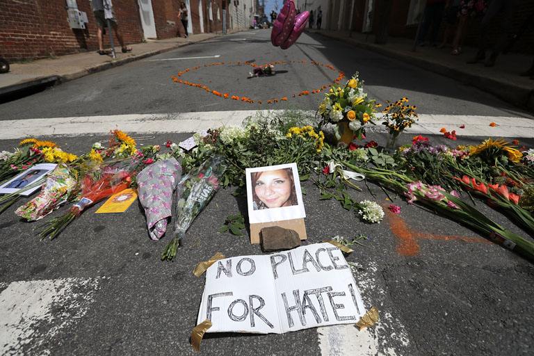A Fields által halálra gázolt Heather Heyerre emlékeznek a helyszínen (Fotó: Getty Images)