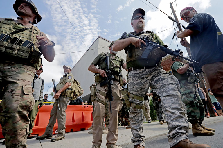 A képen nem katonák, hanem szélsőjobboldali tüntetők, a The Militia tagjai láthatóak (Fotó: Getty Images)