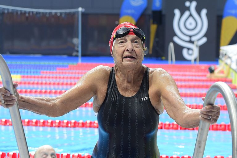 Megható képek a vizes világbajnokság legidősebb, 96 éves úszónőjéről