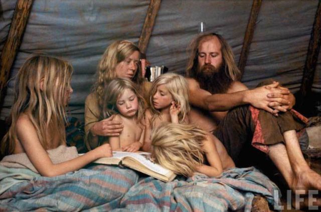 A Bray család, ahogy esti mesét olvasnak a Mystic Arts kommunában Sunny Valley-ben, 1969-ben. Fotó: John Olson