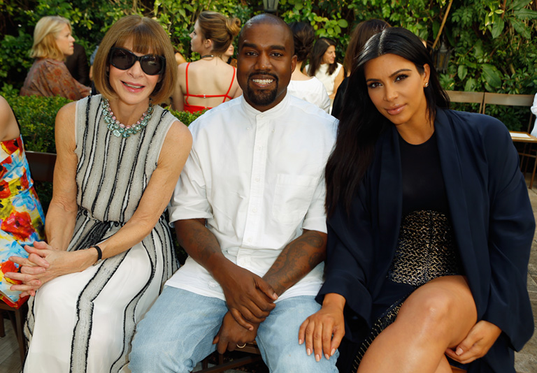 Aki mellett még Kanye is elmosolyodik (Fotó: Getty Images)