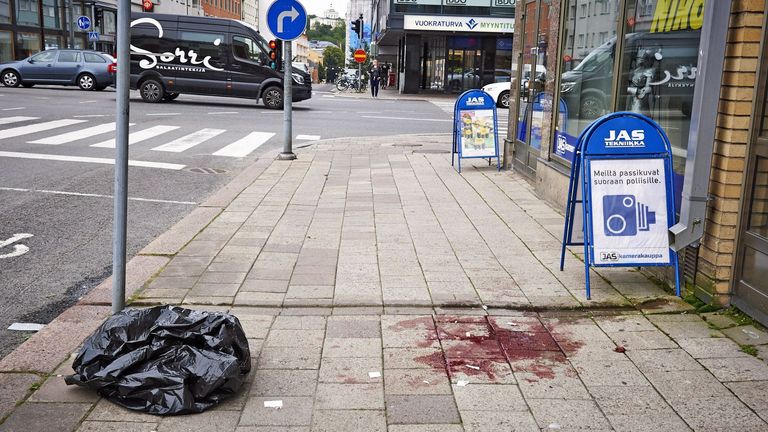 Késes merénylet Finnországban, többen megsérültek