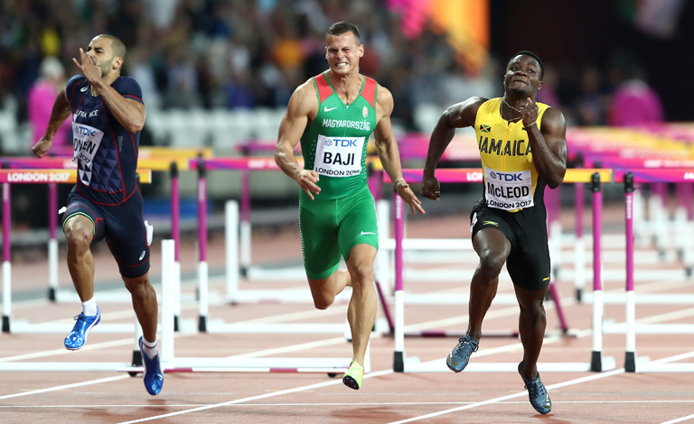 A francia Garfield Darien, Baji Balázs, és a jamaikai Omar McLeod a célnál (Fotó: Getty Images)