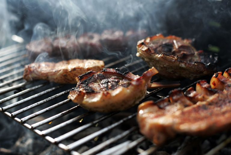 A sózással csak óvatosan, nem mindegy, milyen hús kerül a rácsokra! (Fotó: Getty Images)