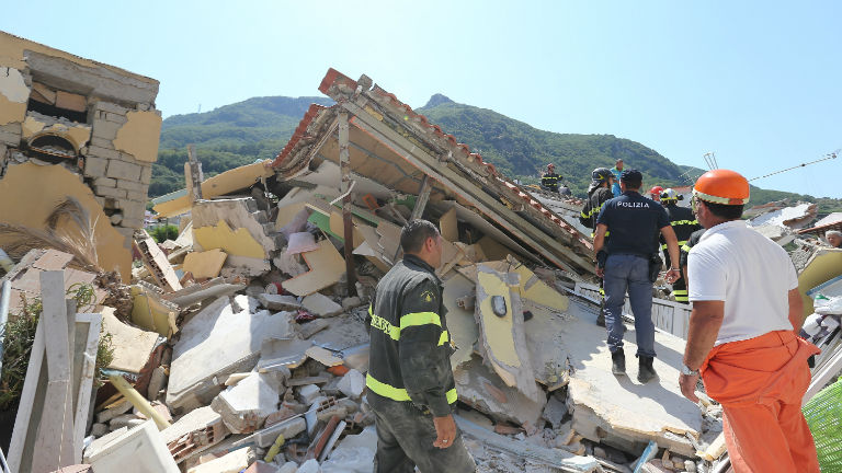 Háromgyerekes olasz családot húztak ki a romok alól a földrengés után