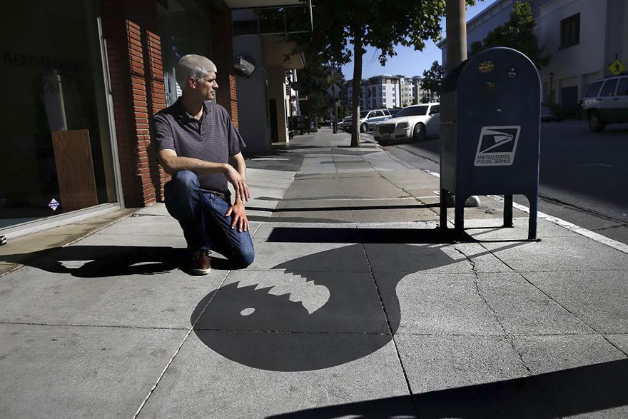 Izgalmas árnyékokkal dobja fel az utcai tárgyakat egy művész
