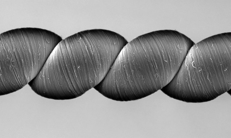 A rendkívül szorosan összecsavart karbon-nanocsövekből álló twistron-szál elektronmikroszkópos képe (Fotó: University of Texas)