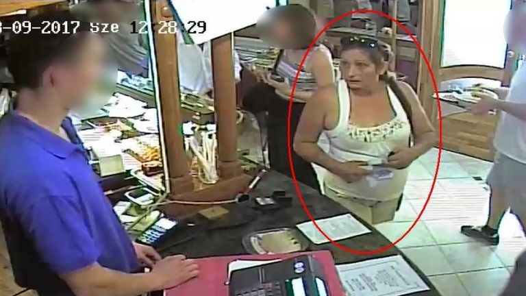 Ezt a nőt keresi a rendőrség, mert táskát lopott