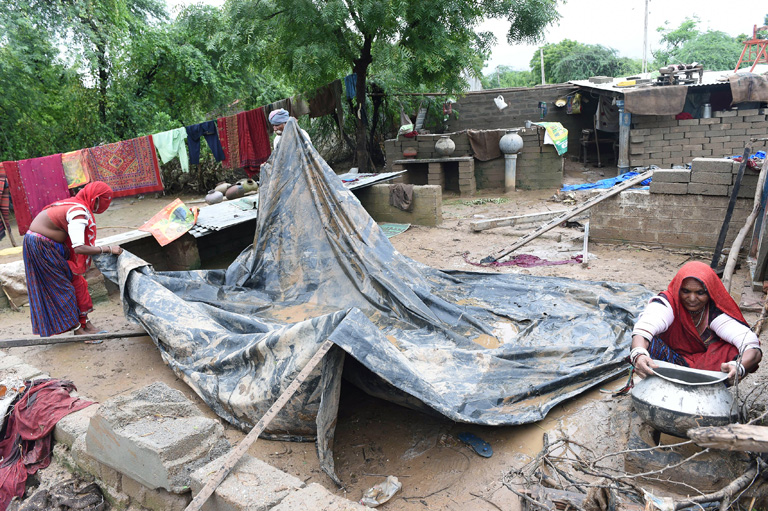 Eközben Indiában a helyiek a pusztítást mérik fel (Fotó: AFP/Sam Panthaky)