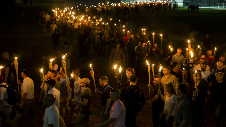 Szélső jobboldaliak, neonácik és az Alt-Right mozgalom aktivistái vonulnak fáklyákkal Charlottesville-ben 2017 nyarán.