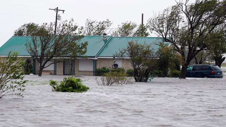 Harvey hurrikán: Álrendőrök lopják szét a bajbajutottak házait