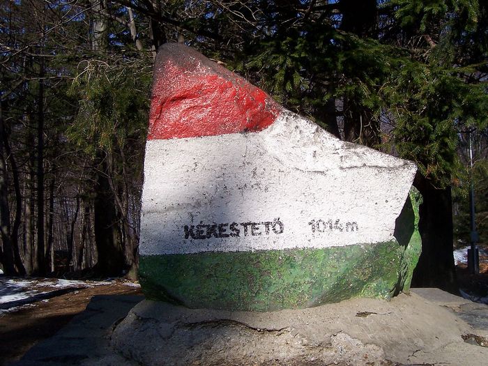 Az ország legmagasabb csúcsát jelölő kő a Kékesen
