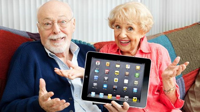 nyugdíjas öreg idős számítógép táblagép okostelefon internet függőség addikció