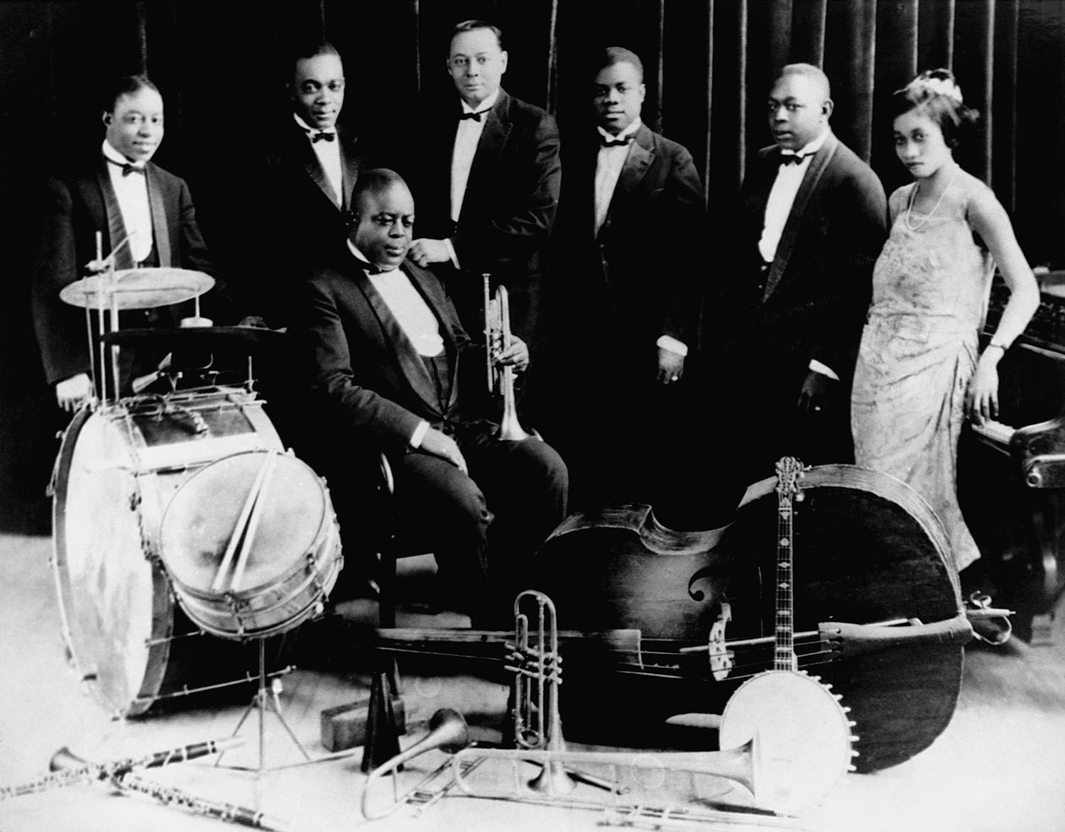 Balról jobbra: Baby Dodds dobos; Honore Dutrey harsonás; King Oliver trombitás; Bill Johnson bendzsós; Johnny Dodds, klarinétos; Louis Armstrong trombitás és Lil Hardin zongorista – Fotó: Getty Images