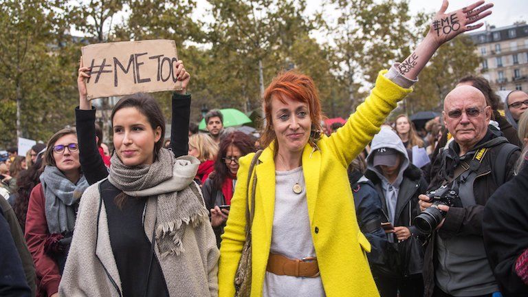 Szexuális zaklatás ellen tüntető nők Párizsban (fotó: MTI/EPA/Christophe Petit Tesson)