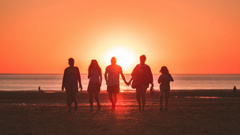 család tengerpart naplemente