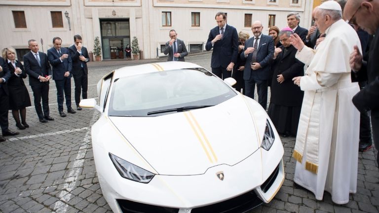 Ferenc pápa és a Lamborghini (fotó: Twitter / Joshua McElwee)