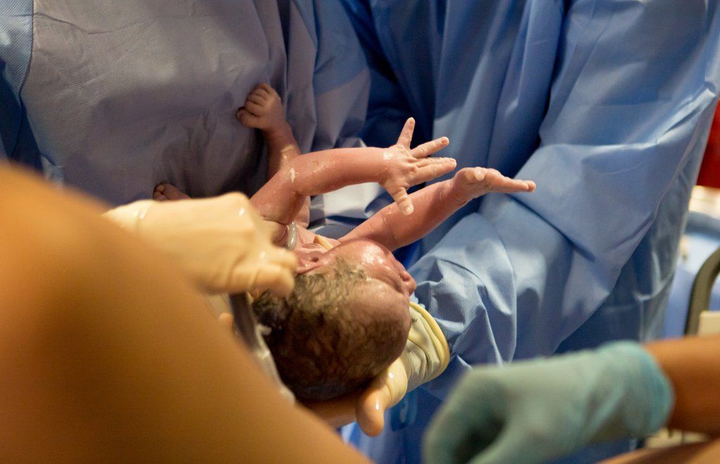 Fájdalmasan gyönyörű fotók egy szivárványbaba születéséről