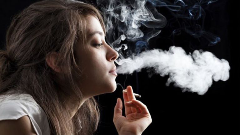 a dohányzó nők leszokásának ösztönzése)