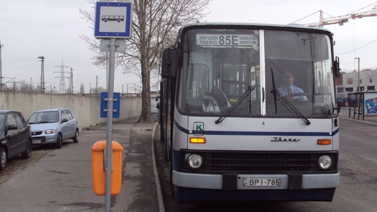 85E, busz (forrás: Wikipédia)