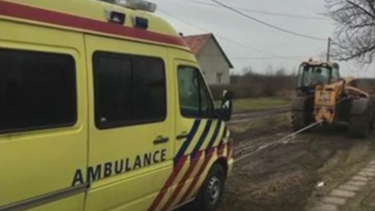 mentőautó, sár (forrás: TV2)