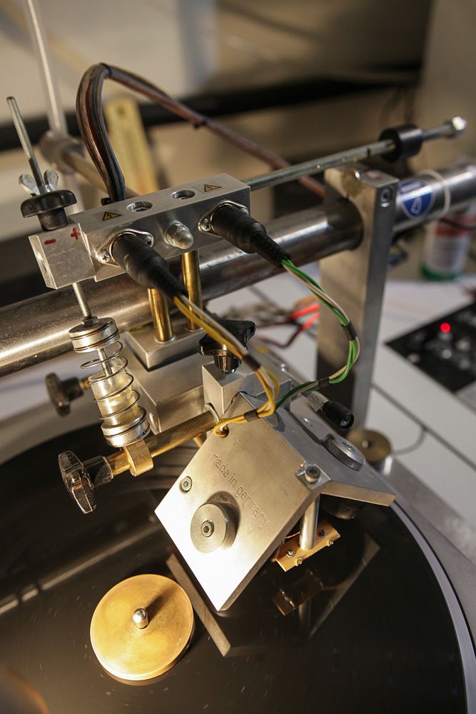 Retrócsoda egy fóti műhelyben: így készül a „kézműves” hanglemez