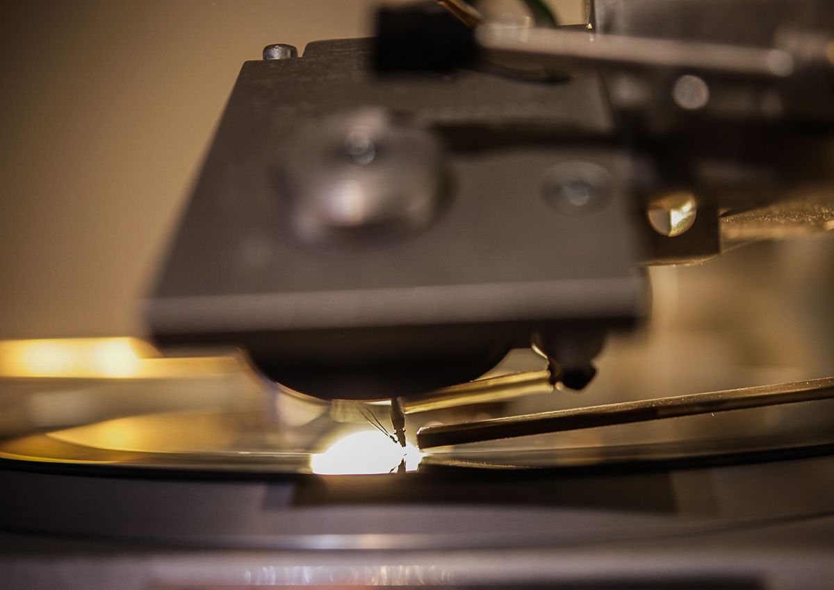 Retrócsoda egy fóti műhelyben: így készül a „kézműves” hanglemez