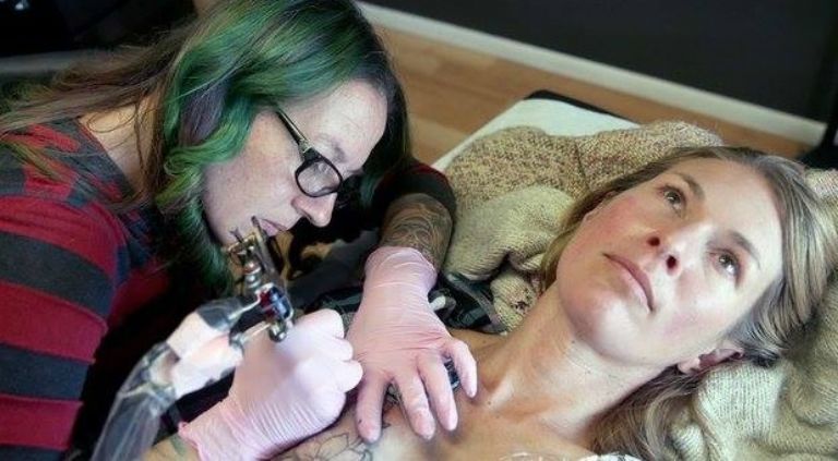 mellrák tetoválás