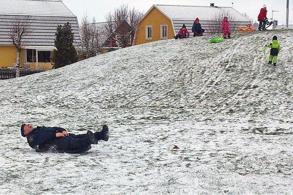 rendőr szánkó hó svédország
