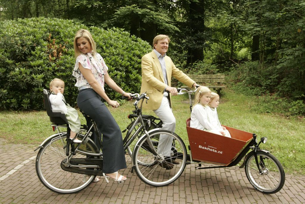 Nincs szükségük mgkülönböztető jelzésre. A holland hercegi család egy átlagos hétköznapja. (Fotó: Mark Renders/Getty Images)