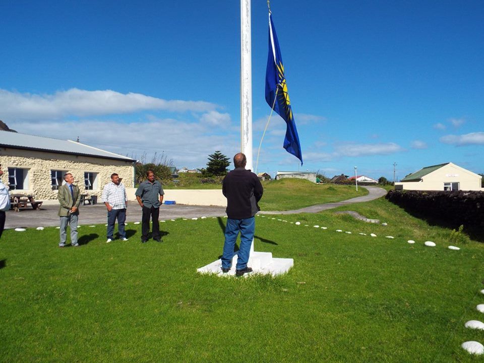 Zászlófelvonás a szigeten